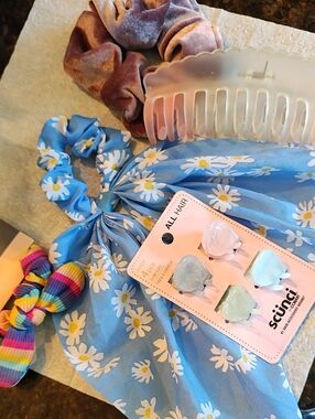 Hair Accessories  Lot Scrunchie And Hair Clips